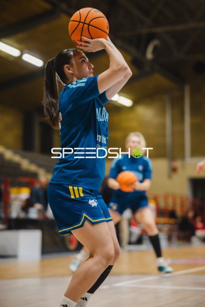 Basketballspielerin von Alba Berlin im Sprungwurf