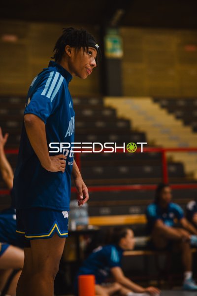 Deeshyra Thomas (#21; Alba Berlin Damen) beim Aufwärmen in Meiland