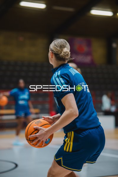 Basketballspielerin mit Ball beim Aufwärmen in der PalaAllende in Meiland
