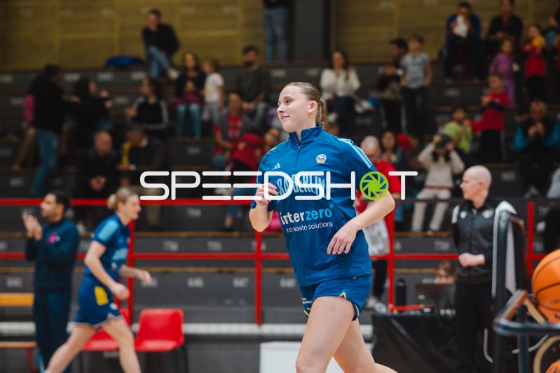 Mia Wiegand (Alba Berlin) beim Aufwärmen in der Halle