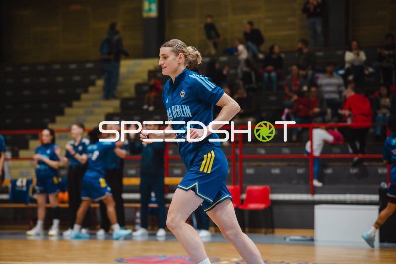 Alina Hartmann (Alba Berlin) beim Einlaufen in der PalaAllende