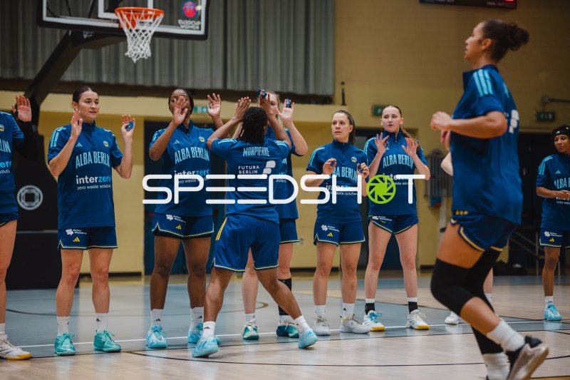 Mia Wiegand und Deeshyra Thomas (Alba Berlin) beim Abklatschen in der Halle