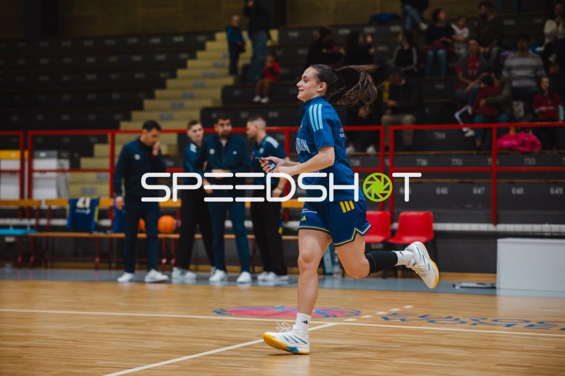Spielerin von Alba Berlin Damen sprintet beim Warm-up durch die PalaAllende