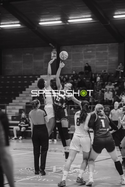 Tara Wallack (#1; Alba Berlin Damen) und Sara Toffolo (#8; GEAS Basket) beim Sprungball