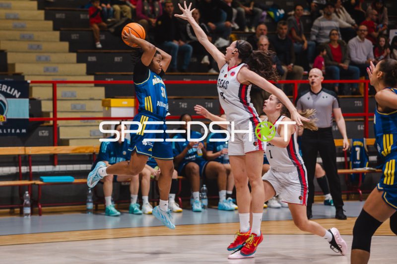 Oceane Monpierre (#31; Alba Berlin Damen) im Sprungwurf