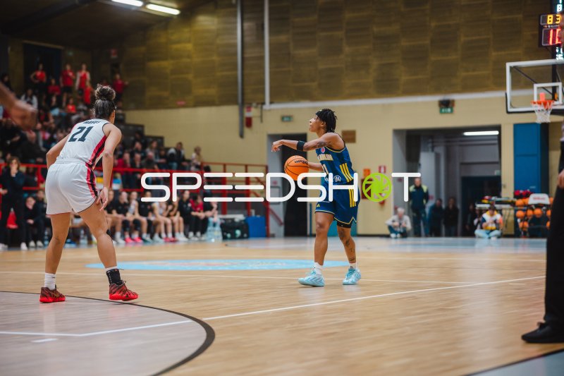 Deeshyra Thomas (#21; Alba Berlin Damen) dribbelt gegen GEAS Basket