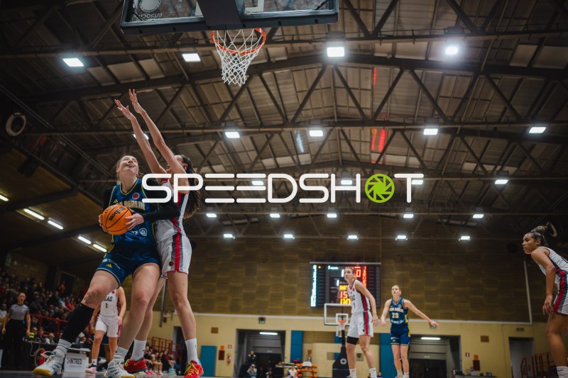 Korbleger von Alba Berlin Damen gegen GEAS Basket
