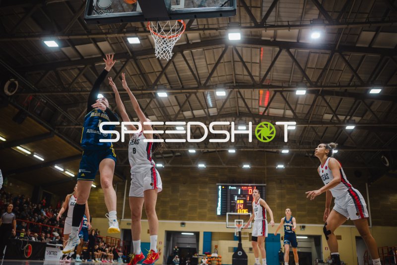 Tara Wallack (#1; Alba Berlin Damen) im Korbleger gegen Sara Toffolo (#8; GEAS Basket)