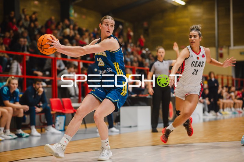 Nina Rosemeyer (Alba Berlin) mit dem Ball gegen GEAS Basket