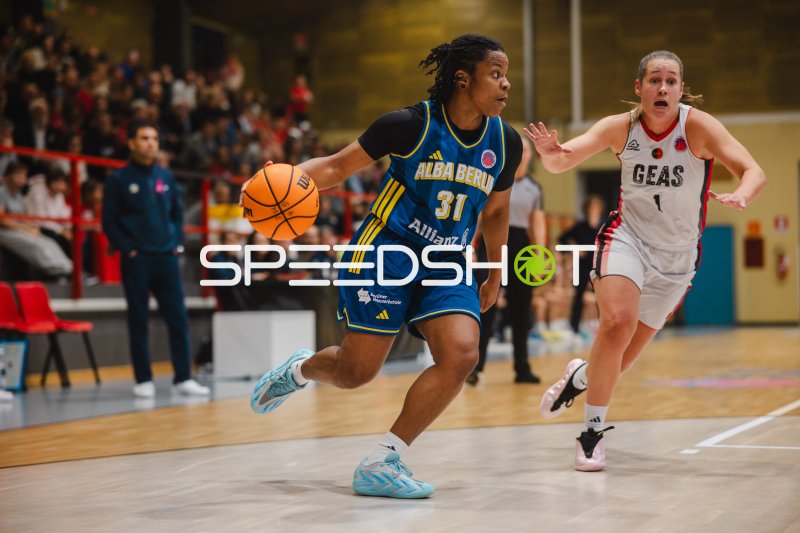 Oceane Monpierre (#31; Alba Berlin Damen) im Dribbling gegen GEAS Basket