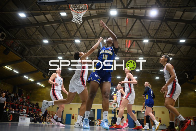 Fonta Gassama (#10; Alba Berlin Damen) zieht zum Korb