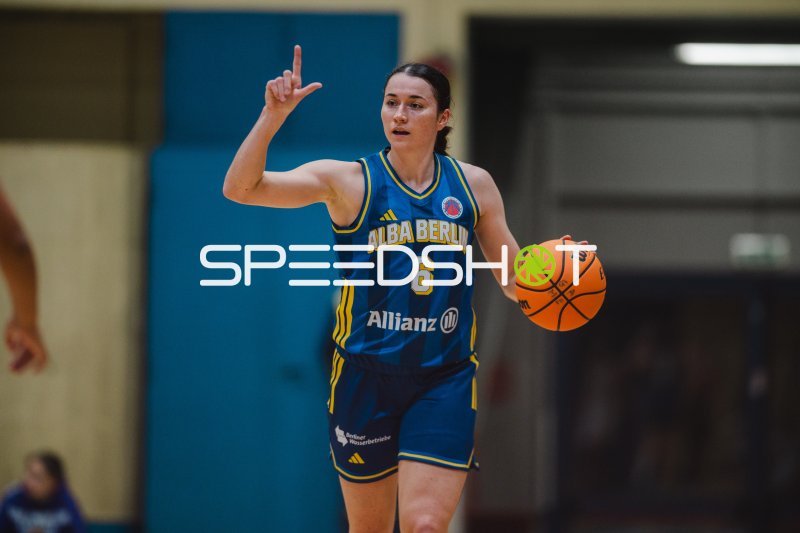 Tessa Stammberger (#6; Alba Berlin Damen) dribbelt und gibt Anweisung