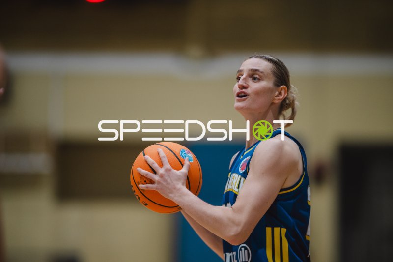 Alina Hartmann (Alba Berlin) mit dem Ball in der Wurfvorbereitung