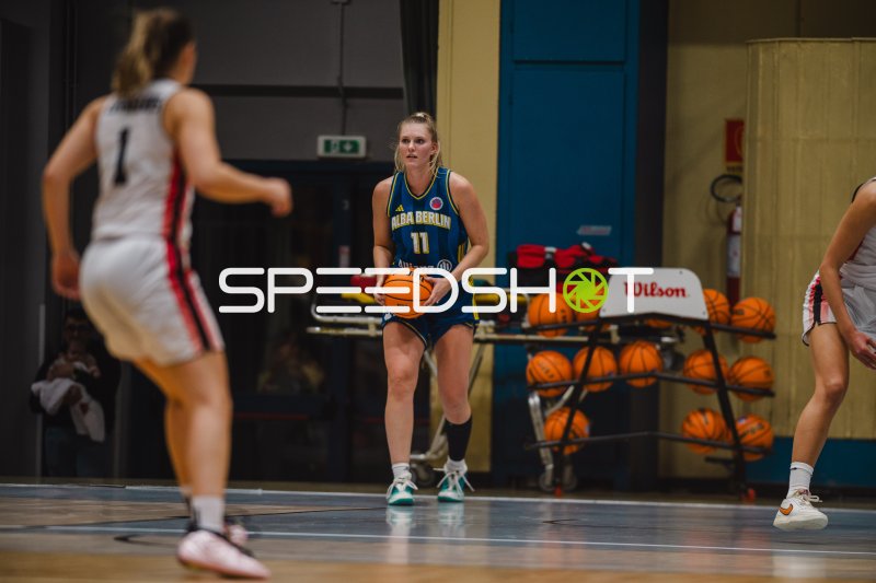 Nina Rosemeyer (#11; Alba Berlin Damen) mit Ball im Angriff