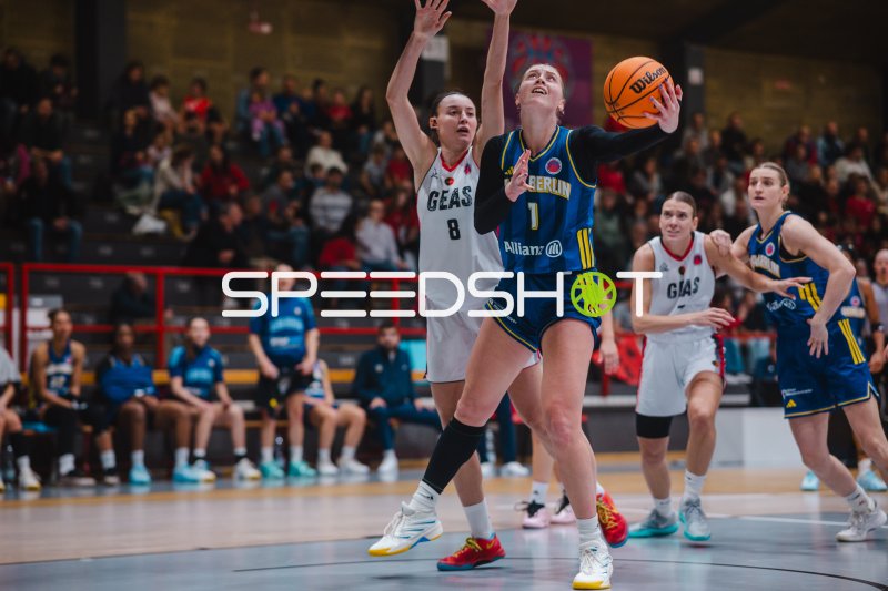 Tara Wallack (#1; Alba Berlin Damen) im Korbleger, bedrängt von Sara Toffolo (#8; GEAS Basket)