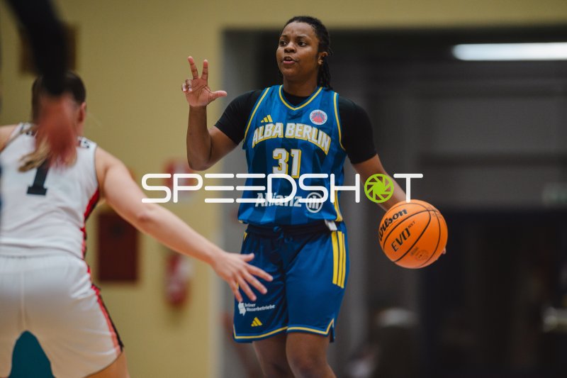 Oceane Monpierre (#31; Alba Berlin Damen) führt den Ball im Spielaufbau