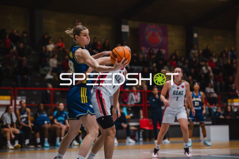 Nina Rosemeyer (Alba Berlin) im Zweikampf um den Ball gegen GEAS Basket