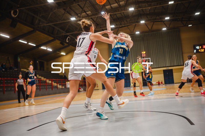 Nina Rosemeyer (#11; Alba Berlin Damen) im Wurf gegen GEAS Basket