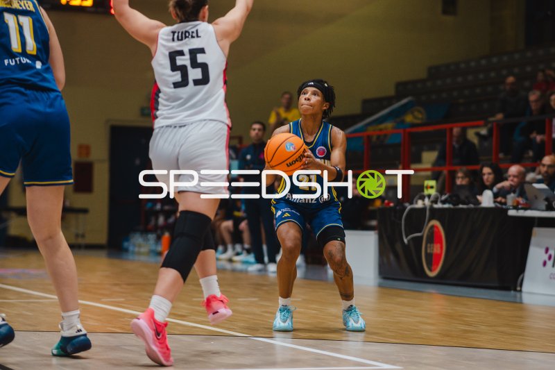 Deeshyra Thomas (#21; Alba Berlin Damen) im Korbwurf gegen Anna Turel (#55; GEAS Basket)
