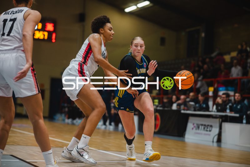 Alba Berlin Damen gegen GEAS Basket – Zweikampf um den Ball