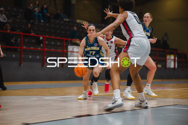 Katerina Marini (#77; Alba Berlin Damen) im Dribbling gegen Julianna Okosun (#0; GEAS Basket)