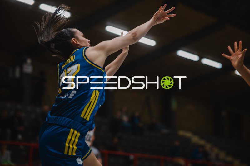 Basketballspielerin im Sprungwurf beim Abschluss