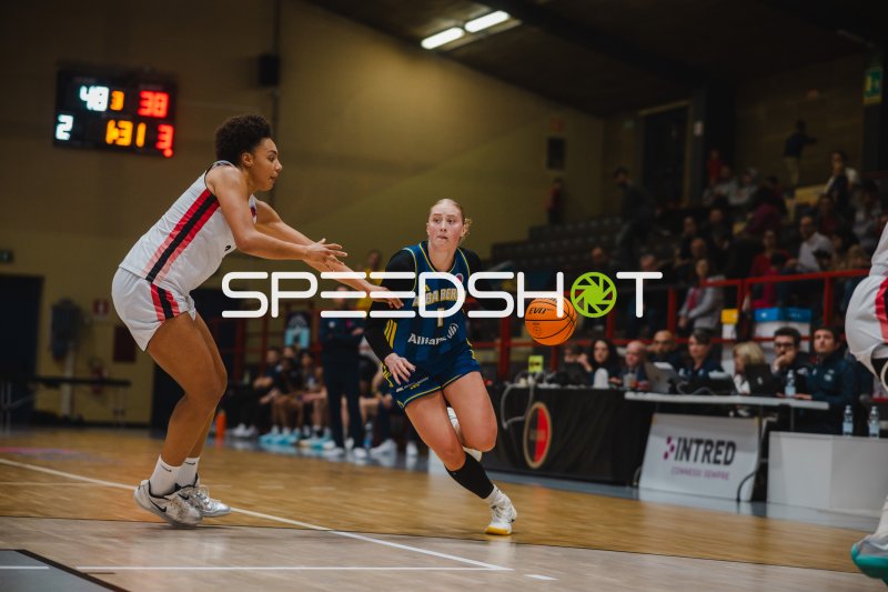 Tara Wallack (#1; Alba Berlin Damen) im Dribbling gegen GEAS Basket