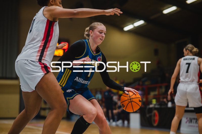 Tara Wallack (#1; Alba Berlin Damen) im Dribbling gegen GEAS Basket