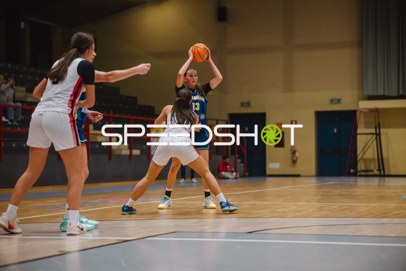 Mia Wiegand (#13; Alba Berlin Damen) mit dem Ball unter Verteidigungsdruck
