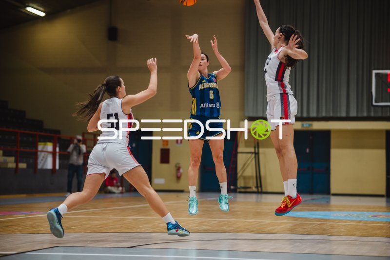 Tessa Stammberger (#6; Alba Berlin Damen) im Sprungwurf gegen GEAS Basket