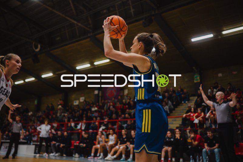 Alba Berlin Damen im Wurf gegen GEAS Basket