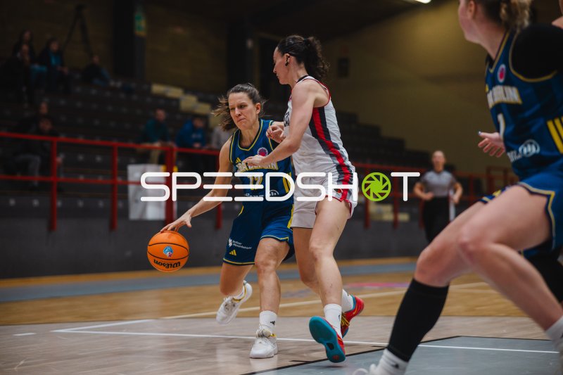 Lena Gohlisch (#12; Alba Berlin Damen) im Dribbling gegen GEAS Basket