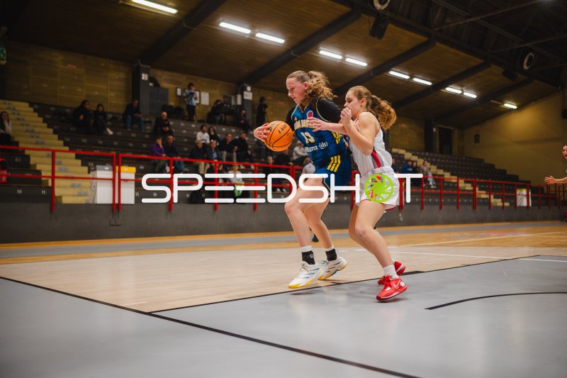 Mia Wiegand (#13; Alba Berlin Damen) im Dribbling gegen GEAS Basket