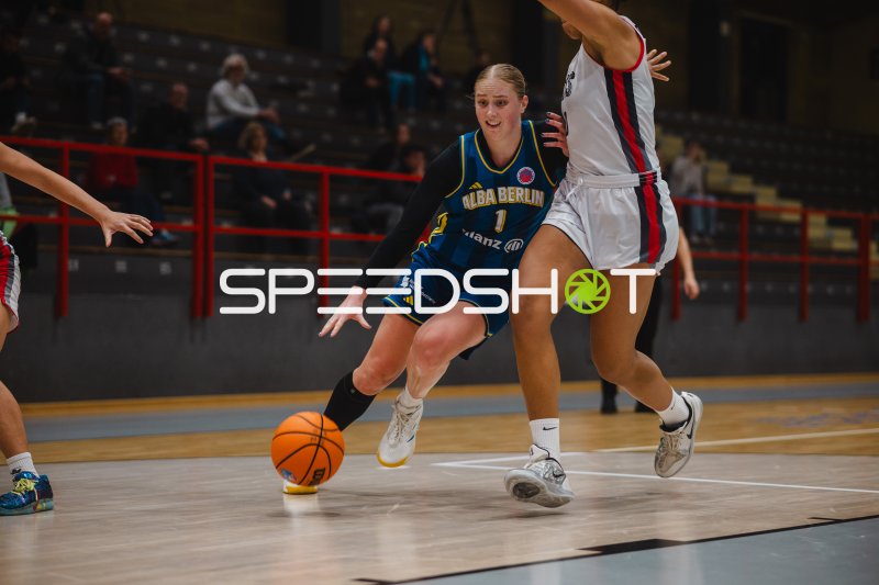 Tara Wallack (#1; Alba Berlin Damen) im Dribbling gegen GEAS Basket