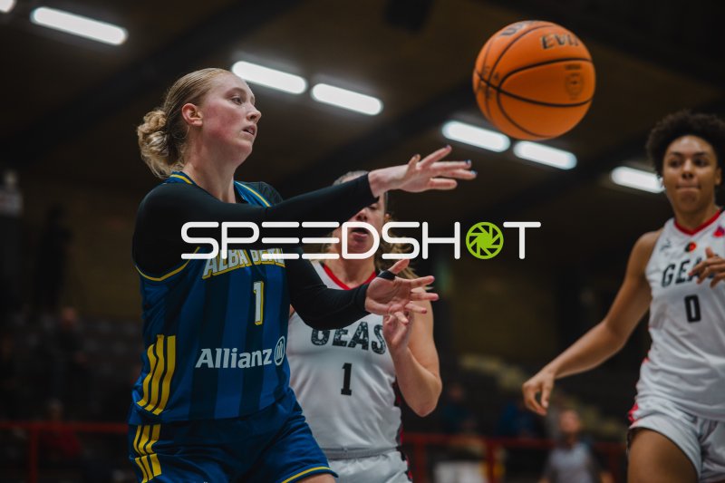 Tara Wallack (#1; Alba Berlin Damen) passt den Ball gegen GEAS Basket