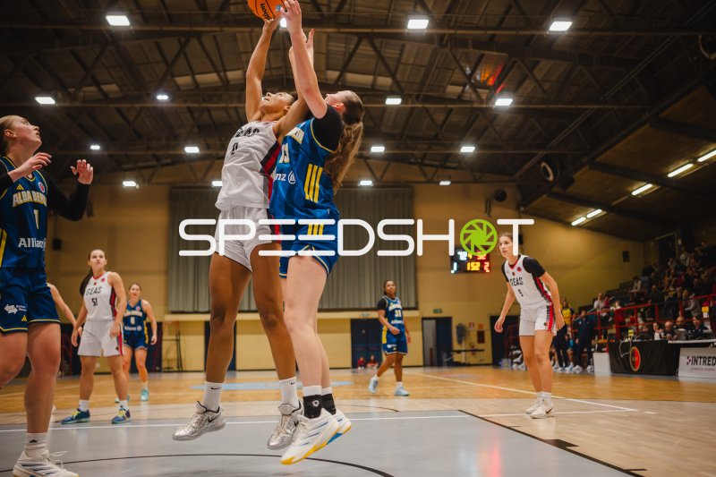 Julianna Okosun (#0; GEAS Basket) im Duell um den Rebound