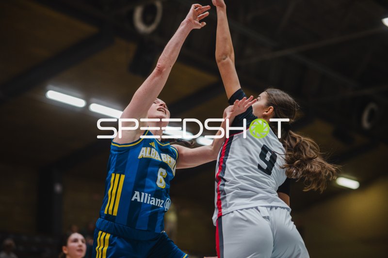 Tessa Stammberger (#6; Alba Berlin Damen) im Wurf gegen Arianna Appetiti (#9; GEAS Basket)