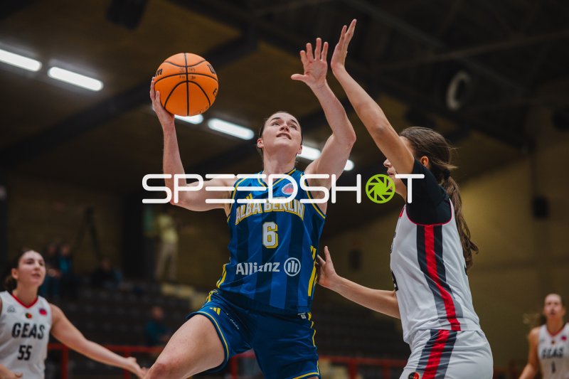 Tessa Stammberger (#6; Alba Berlin) im Korbleger gegen GEAS Basket