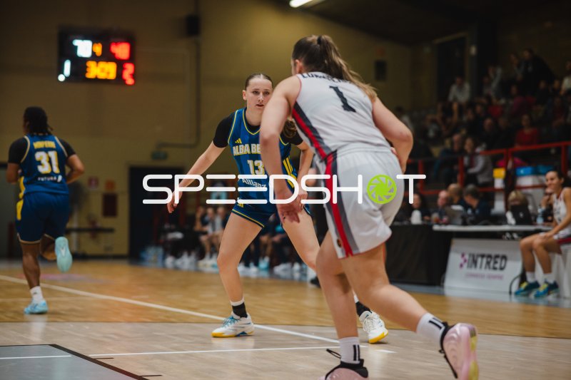 Mia Wiegand (#13; Alba Berlin Damen) im Zweikampf gegen GEAS Basket