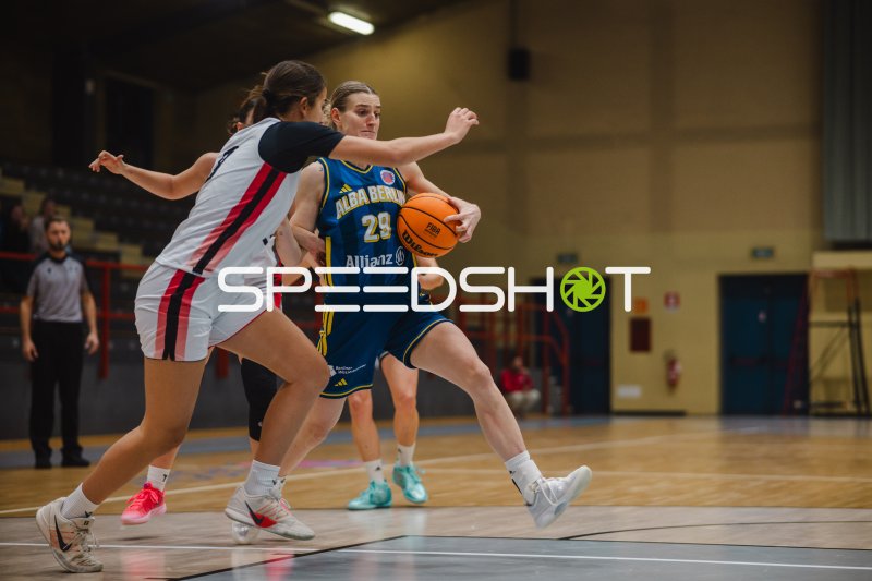 Nina Rosemeyer (Alba Berlin Damen) im Dribbling gegen GEAS Basket