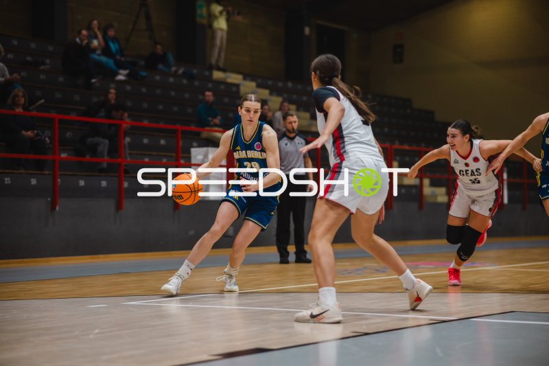 Nina Rosemeyer (Alba Berlin) im Dribbling gegen GEAS Basket