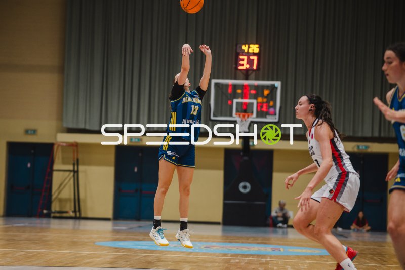 Mia Wiegand (#13; Alba Berlin) im Sprungwurf