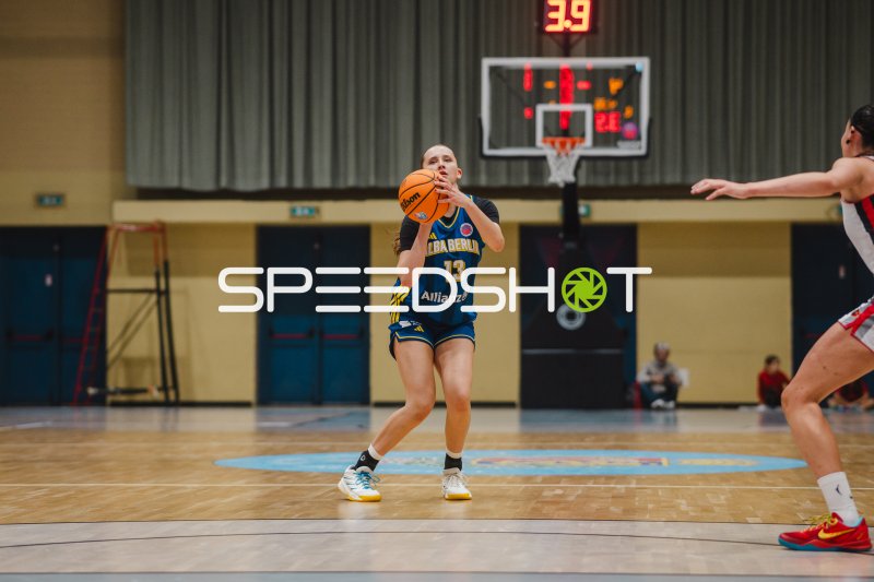 Mia Wiegand (#13; Alba Berlin Damen) beim Wurf gegen GEAS Basket