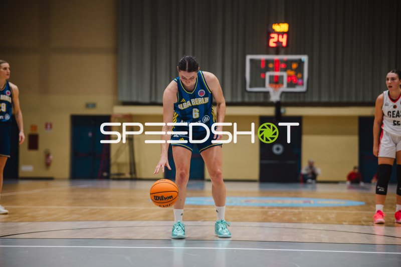 Tessa Stammberger (#6; Alba Berlin) dribbelt gegen GEAS Basket