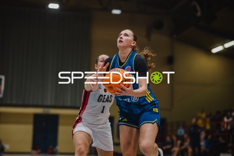 Mia Wiegand (#13; Alba Berlin Damen) zieht mit dem Ball zum Korb