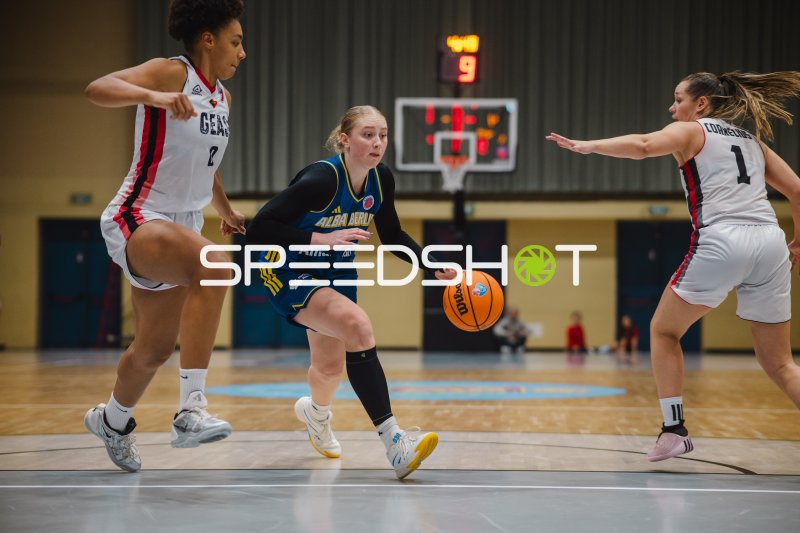 Alba-Berlin-Spielerin dribbelt gegen die Abwehr von GEAS Basket