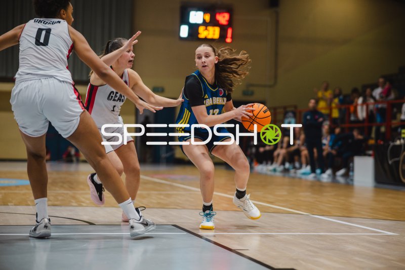 Mia Wiegand (#13; Alba Berlin Damen) im Dribbling gegen GEAS Basket
