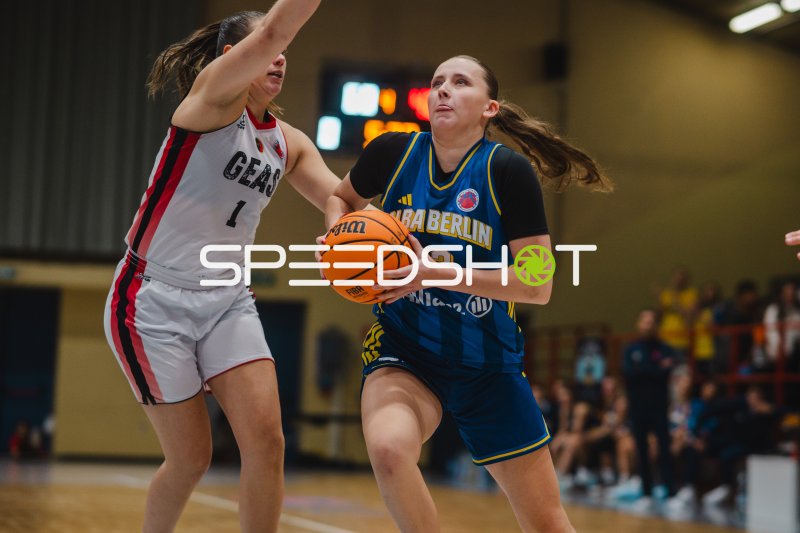 Mia Wiegand (Alba Berlin Damen) zieht mit Ball zum Korb gegen GEAS-Abwehr