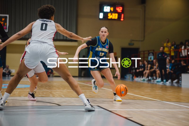 Mia Wiegand (#13; Alba Berlin Damen) dribbelt gegen Julianna Okosun (#0; GEAS Basket)