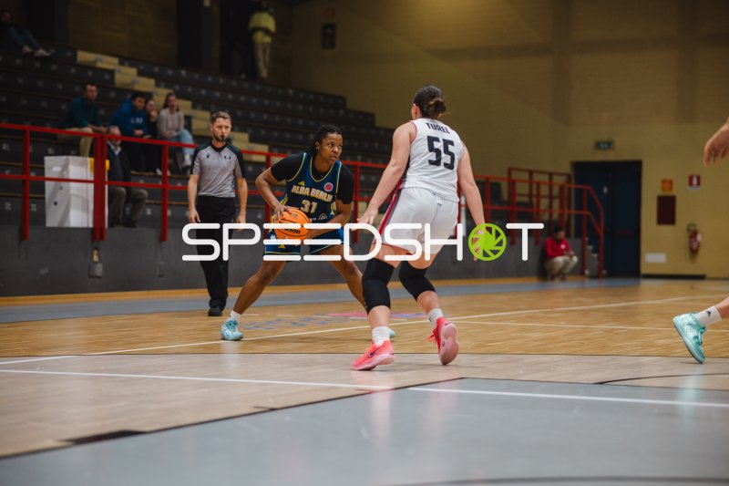 Oceane Monpierre (#31; Alba Berlin Damen) im Dribbling gegen Anna Turel (#55; GEAS Basket)